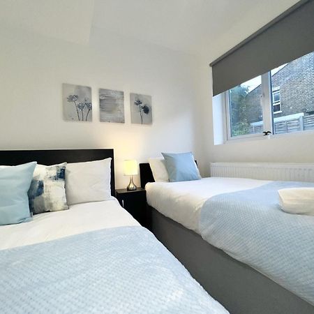 Charming 3-Bed Flat In Shepherds Bush - Sleeps 9 London Eksteriør billede