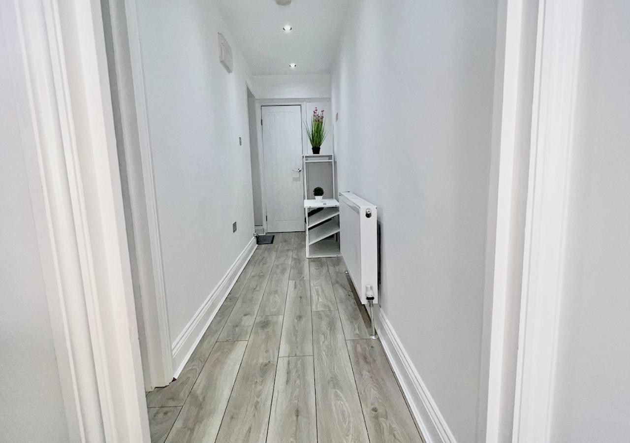 Charming 3-Bed Flat In Shepherds Bush - Sleeps 9 London Eksteriør billede