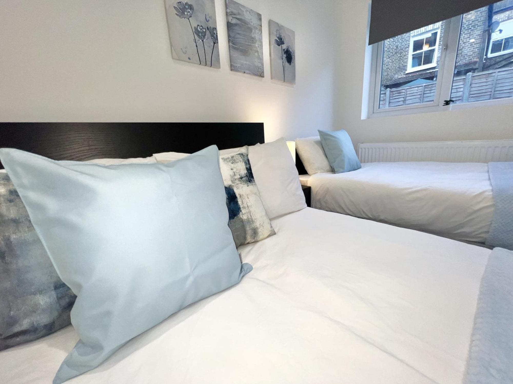 Charming 3-Bed Flat In Shepherds Bush - Sleeps 9 London Eksteriør billede