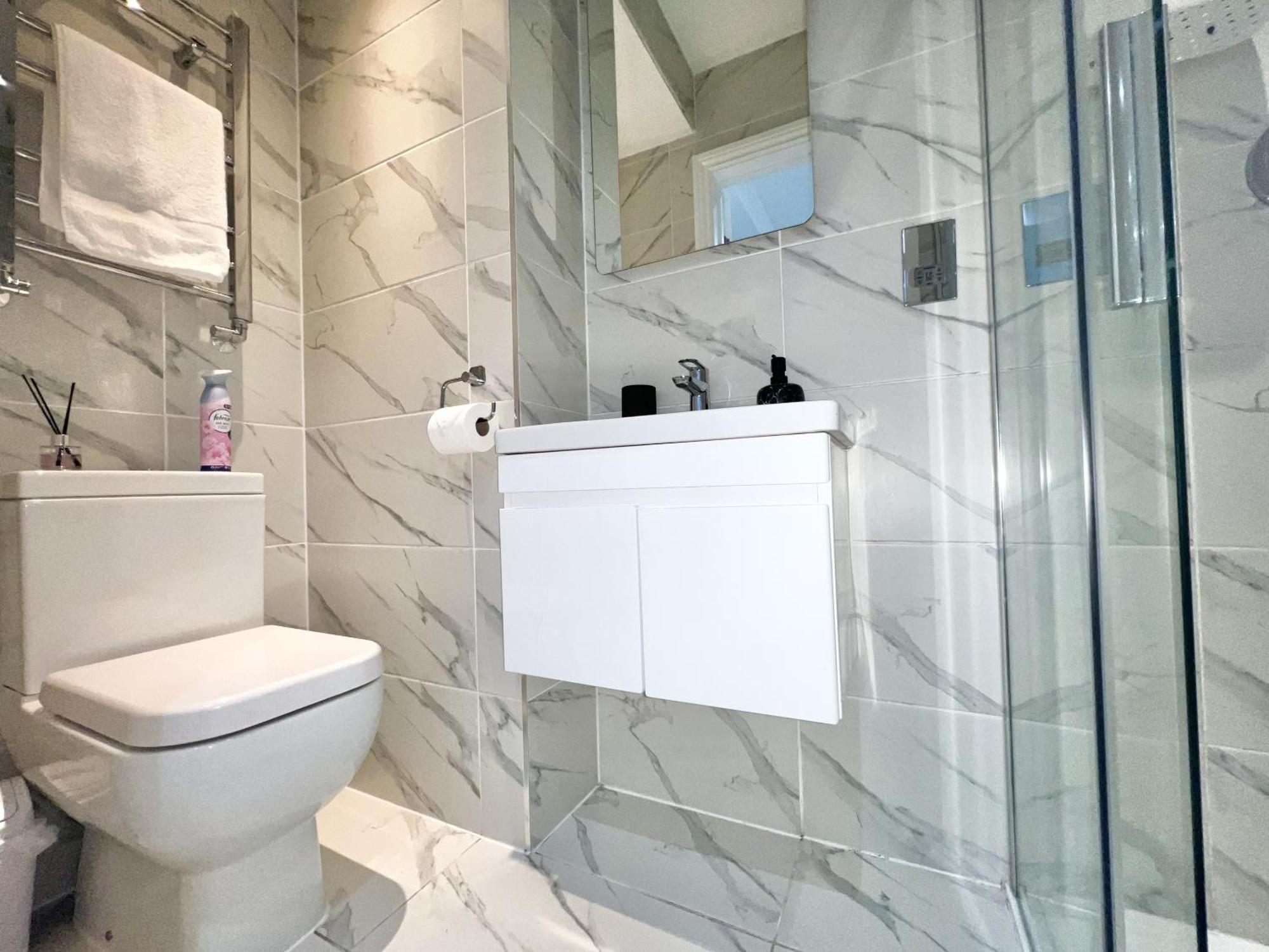 Charming 3-Bed Flat In Shepherds Bush - Sleeps 9 London Eksteriør billede