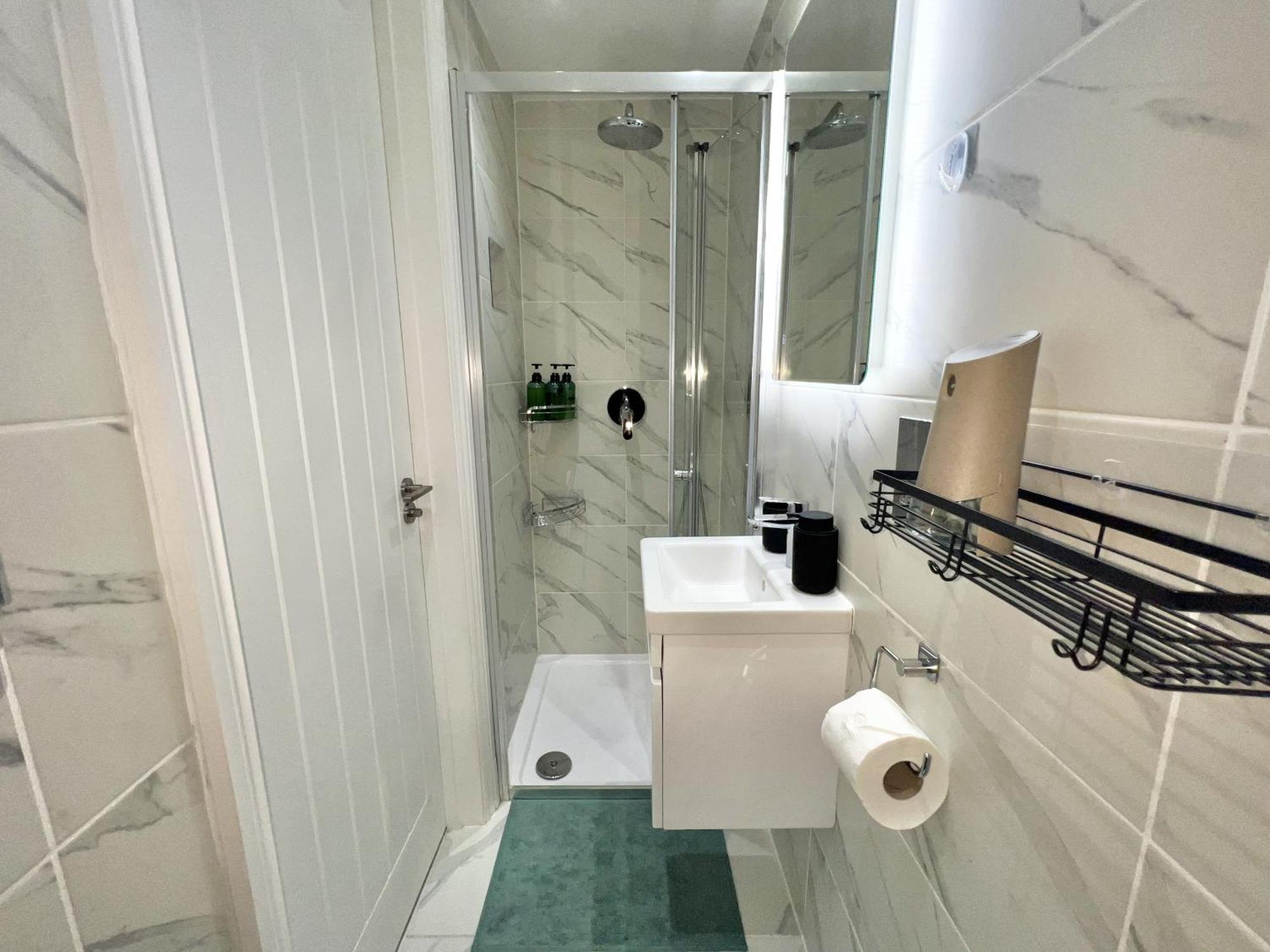 Charming 3-Bed Flat In Shepherds Bush - Sleeps 9 London Eksteriør billede