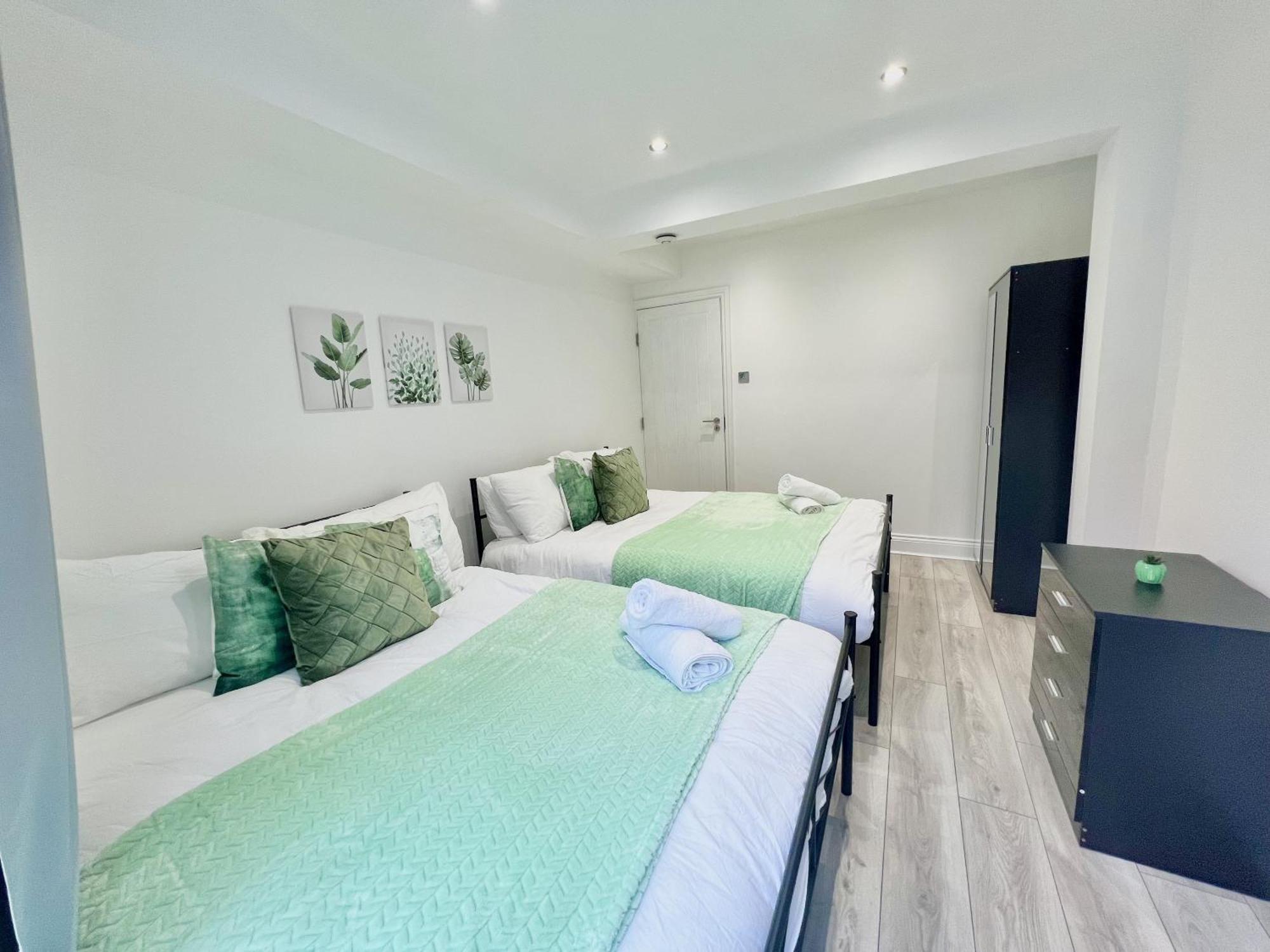 Charming 3-Bed Flat In Shepherds Bush - Sleeps 9 London Eksteriør billede